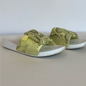 Vionic Kiera Green Slide Velcro Sandals. 
Size 8